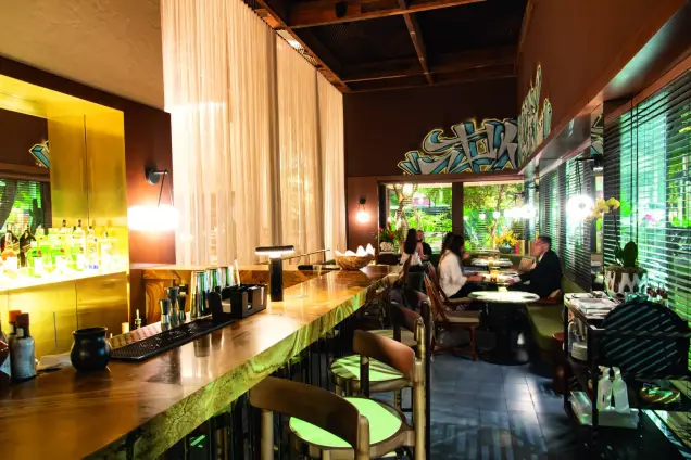 Resid Bar — ambiente com convidados